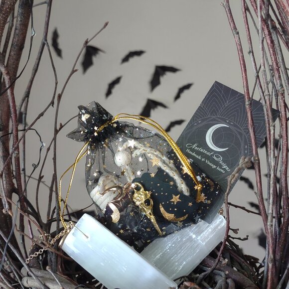 Steampunk Skull Diffuser with a Detachable Keychain with a Raven, Gears & Moon - Picture 9 of 9